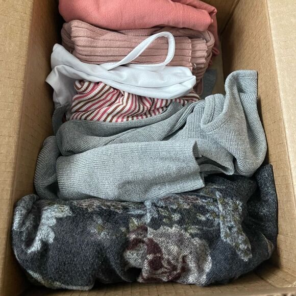 Size small medium and plus size queen size tops six items for 25 - Picture 1 of 13